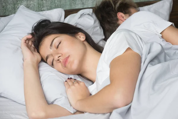 Wanita muda cantik tidur dengan nyaman di tempat tidur nyaman dengan laki-laki — Stok Foto