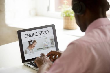 Afrika kökenli Amerikalı işadamı online iş sahası arama