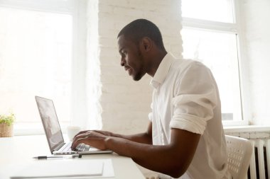 Afrika işadamı evde oturan office des dizüstü bilgisayarda çalışma