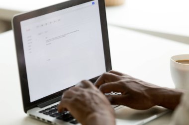 Afrika kökenli Amerikalı işadamı bağlantılı kullanarak dizüstü bilgisayarda e-posta yazma