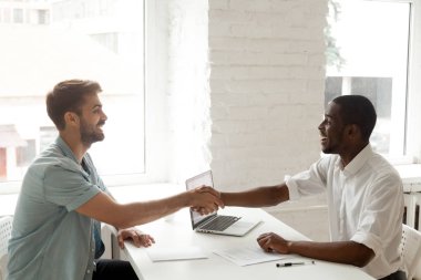 Eller SIG sallayarak memnun mutlu Afrika ve beyaz Ortaklar