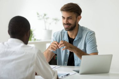 Yeni tartışırken Dostu Beyaz işadamı gülümseyen proje wi