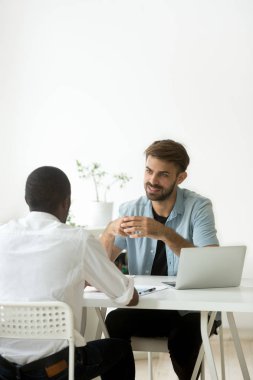 Çok ırklı arkadaşları birlikte office teamwo konuşmaya çalışma