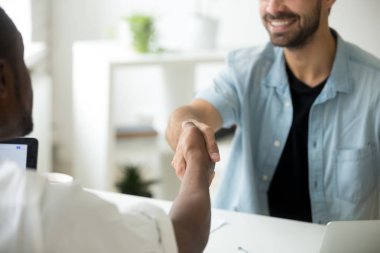Çok ırklı işadamları tokalaşırken, çok etnik gruptan oluşan ortaklık 