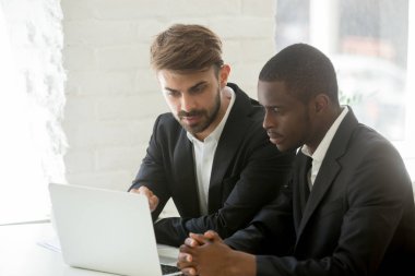 Online proje birlikte o analiz takım elbiseli çeşitli iş adamları
