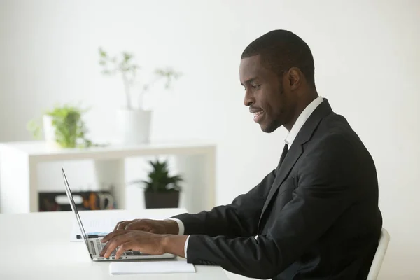 Афро-американский привлекательный бизнесмен в костюме, работающий над лаптографией — стоковое фото