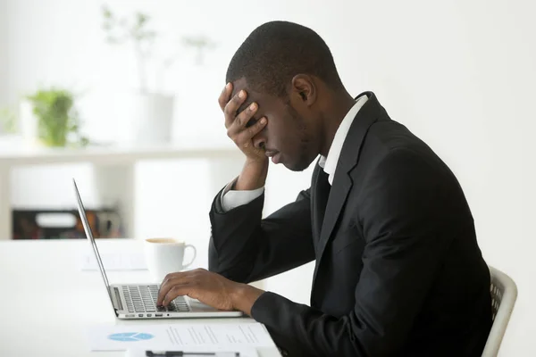 Черный бизнесмен на рабочем месте разочарован провалом в бизнесе — стоковое фото
