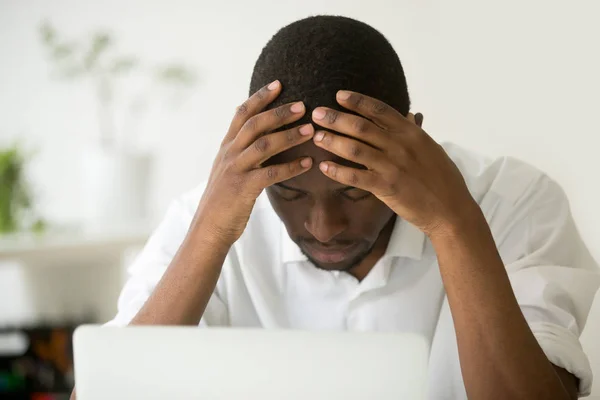 Gefrustreerd Afrikaanse zakenman gevoel uitgeput depressief holdi — Stockfoto