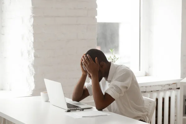 Stressad svart affärsman i panik efter konkurs på wo — Stockfoto
