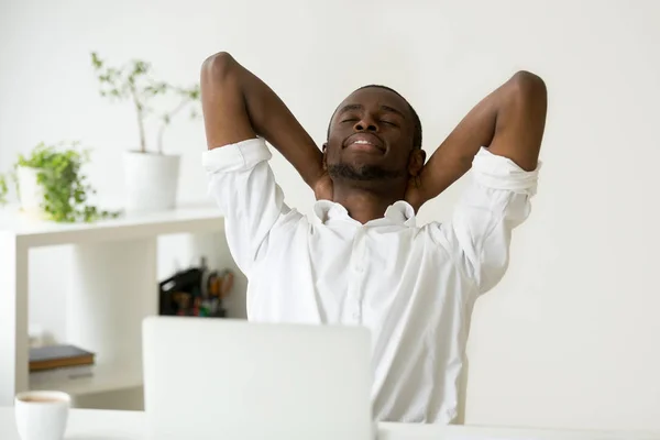 Afroamericano giovane uomo d'affari rilassante al lavoro respirazione fr — Foto Stock