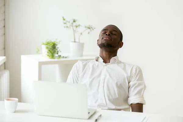 Empleado negro descansando haciendo ejercicio para relajarse en el trabajo — Foto de Stock