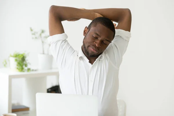Афроамериканець людиною, розтягування робити вправи офіс в sedent — стокове фото