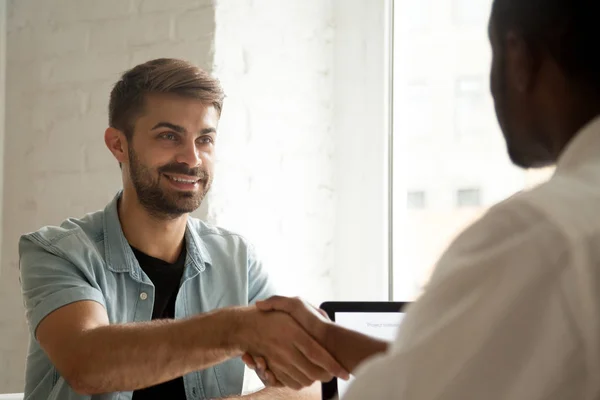 Sonriente confiado candidato caucásico apretón de manos africano emplean — Foto de Stock