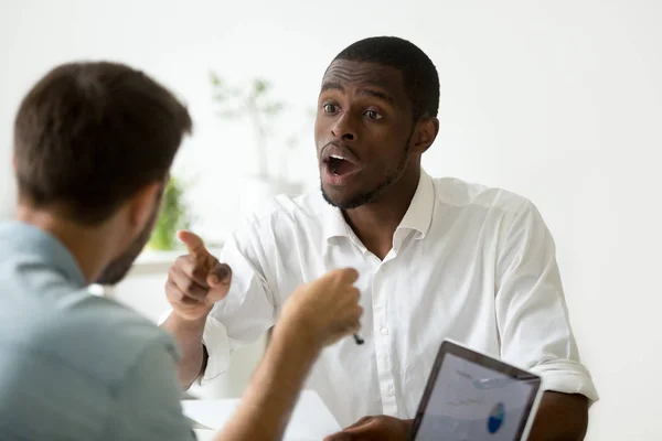 Empresario afroamericano en desacuerdo debatiendo durante las negociaciones — Foto de Stock