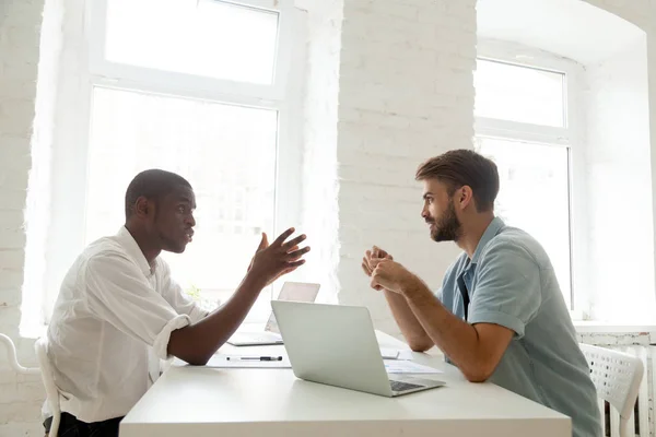 Afrikanisch-amerikanische und kaukasische Kollegen Brainstorming neuer Star — Stockfoto