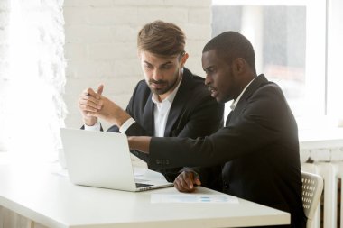 Online proje tartışıyor takım elbiseli çok ırklı iş ortakları