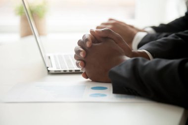 İstatistik analiz kavramı, laptop ile çalışma iş adamları ve