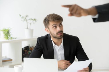 Şok beyaz ofis çalışanı tarafından hayrete ateş patron görevden