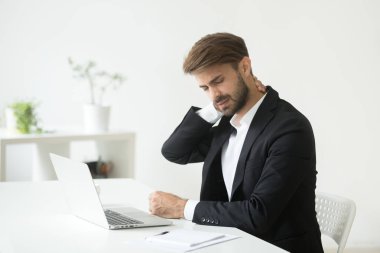 Boyun ağrısı sedanter işten sonra duygu takım elbiseli genç işadamı
