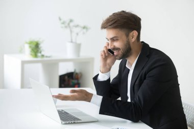 Evet la kullanarak takım elbiseli başarılı iş adamı gülümseyen