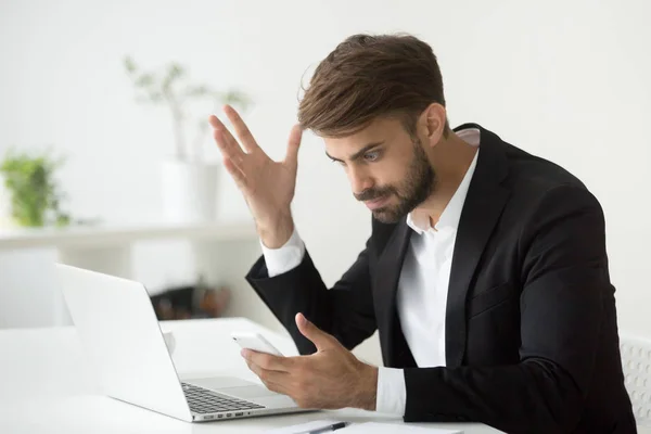 Enojado empresario molesto estresado por el problema de teléfonos inteligentes en w — Foto de Stock