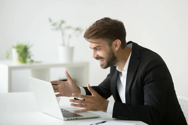 Feliz empresário surpreso olhando para laptop animado por online — Fotografia de Stock