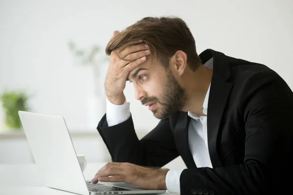 Preoccupato uomo d'affari stressato scioccato da cattive notizie online utilizzando la — Foto Stock