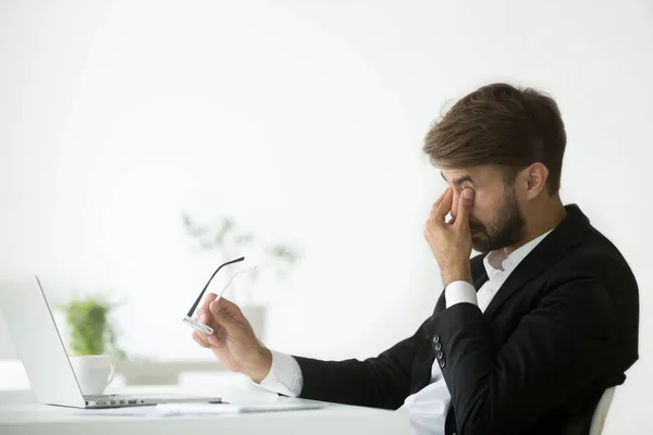 Ojos fatiga en el trabajo, cansado hombre de negocios agotado despegando gla — Foto de Stock