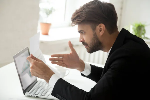 Angry businessman feeling indignant disagree with information in — Stock Photo, Image