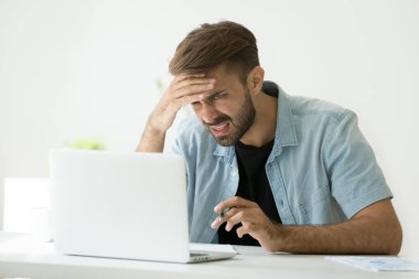 Karışık genç adam lapto arayan online sorun tarafından hayal kırıklığına