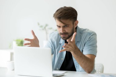 Kızgın adam katılmıyorum ile sahte online haber laptop arıyorum