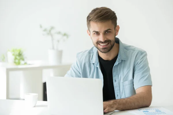 Happy intern or marketing manager using computer looking at came — Stock Photo, Image