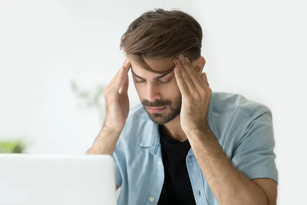 Joven tocando templos tratando de concentrarse o sintiendo dolor de cabeza —  Fotos de Stock