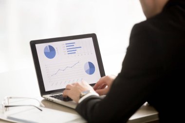 İşadamı finansal analist, icra müdürü ile ekonomik grafikler, karlılık istatistikleri, laptop çalışma veri ekranda pazarlama. CEO çözümlenirken şirket likidite göstergeleri. Geri görünümünü kapat