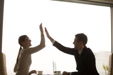 İş arkadaşları başarılı anlaşma kutluyor