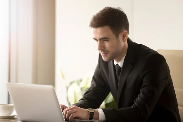 Trabalhador do escritório masculino trabalhando no laptop no escritório — Fotografia de Stock