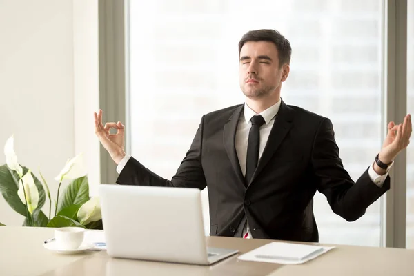 Líder de la empresa tratando de encontrar la calma en el trabajo — Foto de Stock