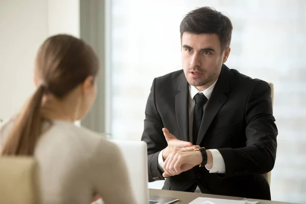 CEO vrouwelijke werknemer vragen over de reden van de vertraging van het werk — Stockfoto