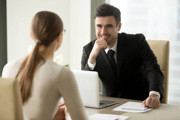 Smiling bank employee talking with female client — Stock Photo, Image