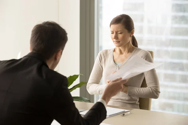 Angry boss scolding scared female employee — Stock Photo, Image