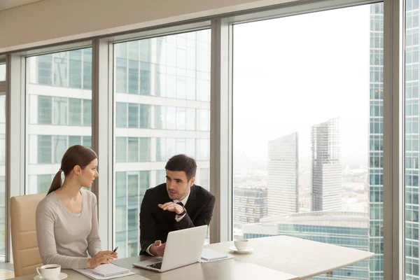 CEO femenino y masculino discutiendo estrategia de la compañía — Foto de Stock