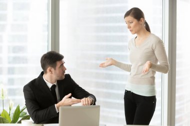 İşe geç olmak için nedeni açıklayan kadın