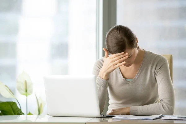 在膝上型电脑前坐在桌子旁时 压力和疲倦的女性员工头疼 沮丧的紧张不安的女实业家在工作中挣扎紧张 思考问题 — 图库照片