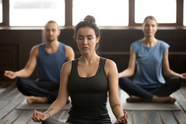 Kolay koltuk poz sportif gençlerin grup