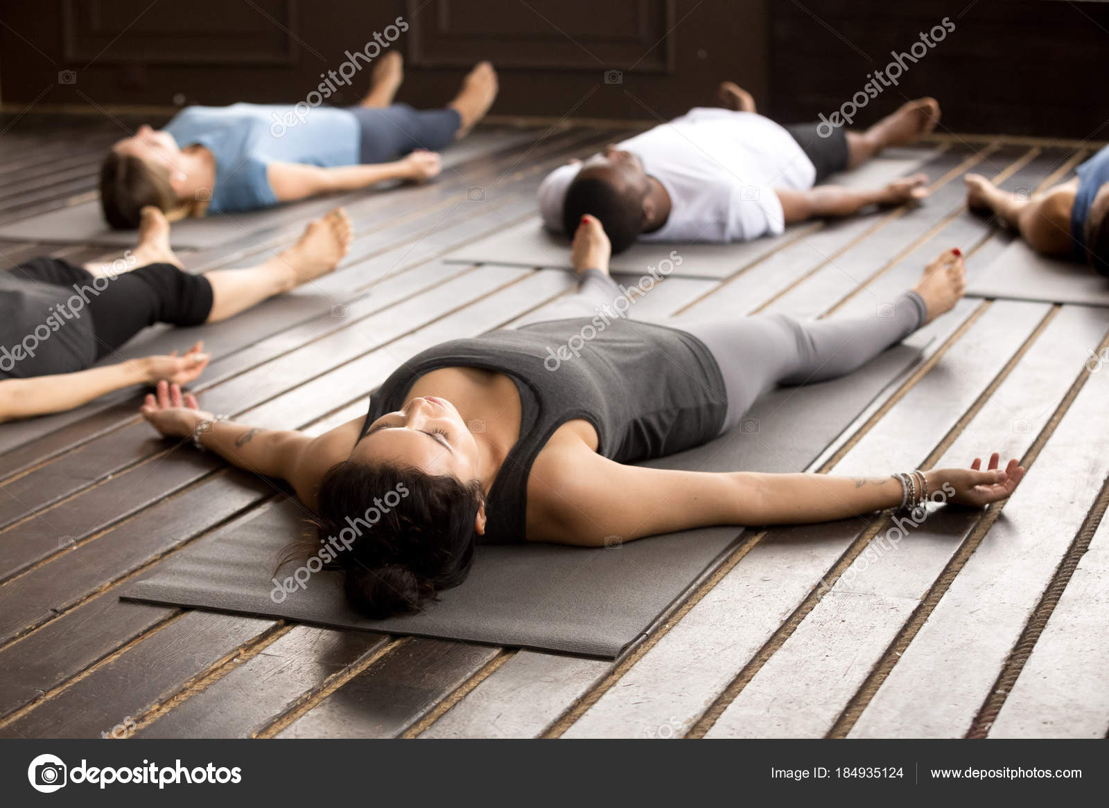 Избавление от стресса. Девушка медитирует. Релакс снятие стресса. Гармония и релаксация. Релакс успокаивающая нервную систему.