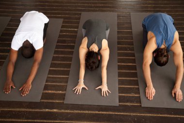 Bir grup çocuk poz üç sportif insan