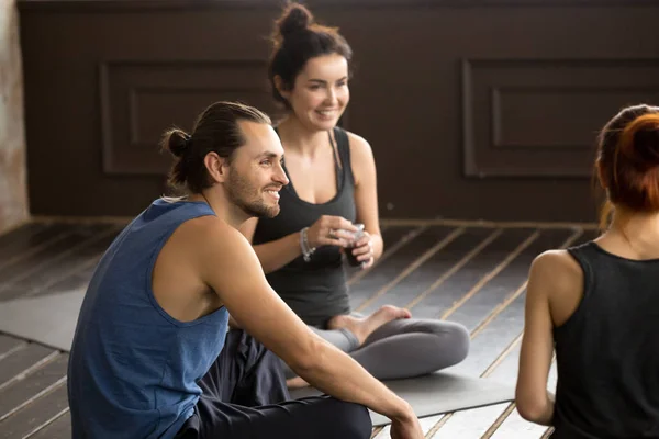 Usmíval se vědomím yogi muž sedí na matraci na skupinový trénink — Stock fotografie