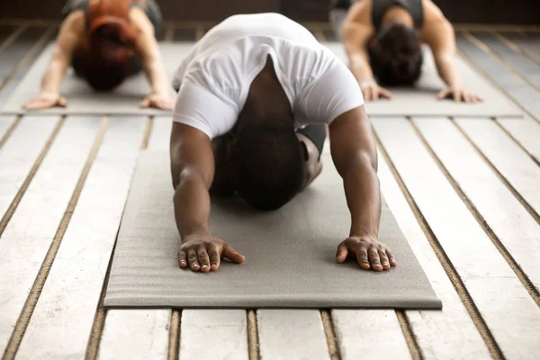 Grupo de jovens no exercício de Balasana — Fotografia de Stock