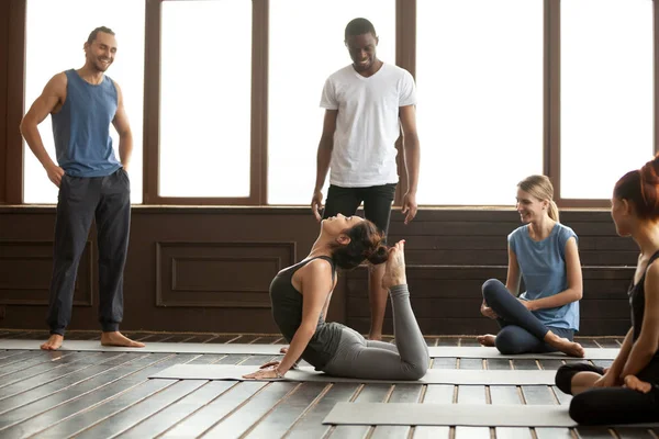 Yogainstruktör utföra raja bhudjangasana avancerad träning — Stockfoto