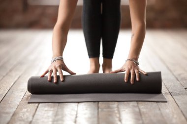 Antrenmandan önce kadın unrolling fitness mat. Sağlıklı kavramı 